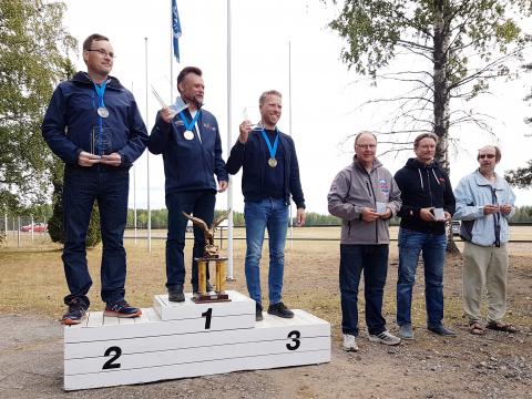 Kisan kuusi parasta palkintojenjaossa. Kristian kuvassa vasemmalla